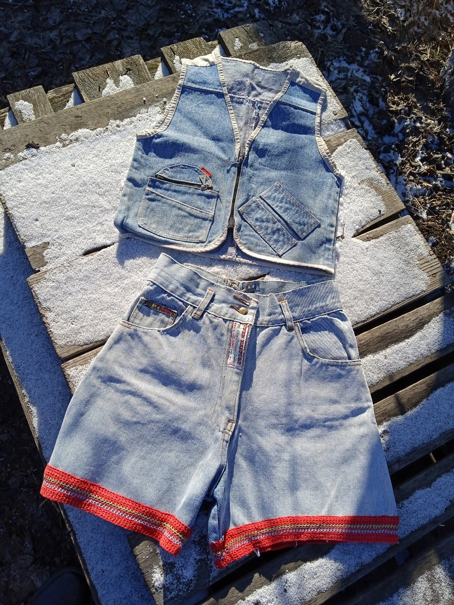 Собственное фото автора. Мои шорты и безрукавка сына. Фото от 25 декабря 2025 г.