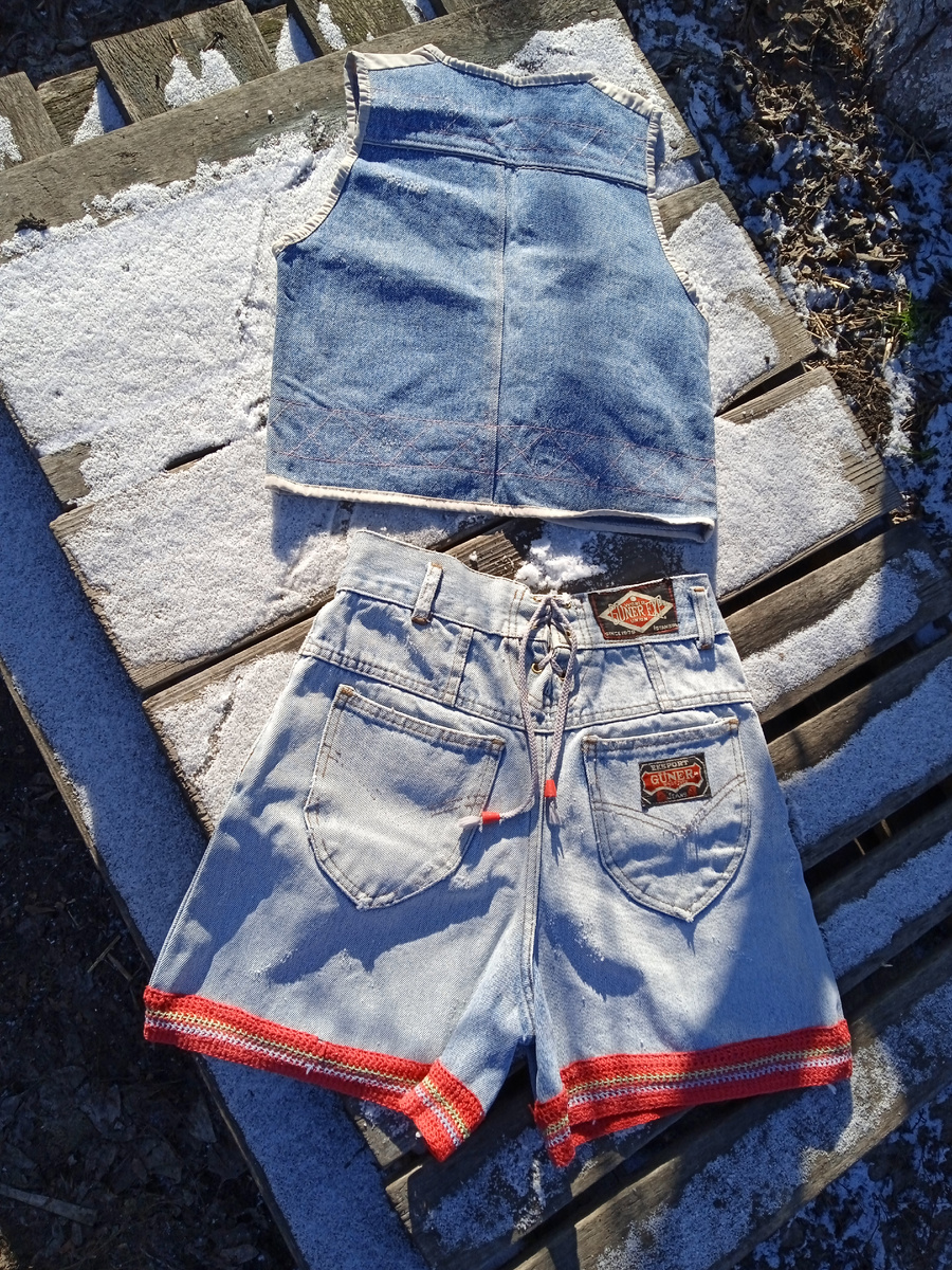 Собственное фото автора. Мои шорты и безрукавка сына. Фото от 25 декабря 2025 г.