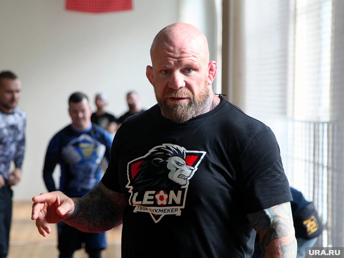     Монсон признался, что ему тяжело наклоняться из-за травм в боях