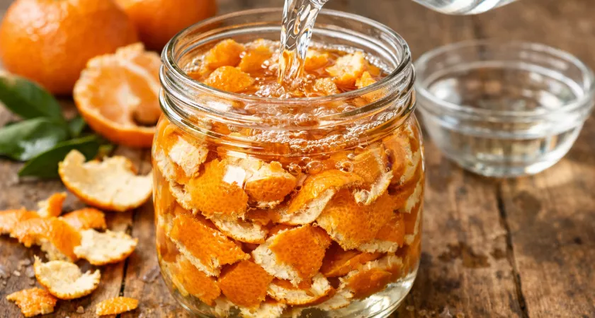 Мандариновые корки заливаю уксусом — и всю зиму не нарадуюсь своей хитрой придумке: рабочий лайфхак для умных хозяек