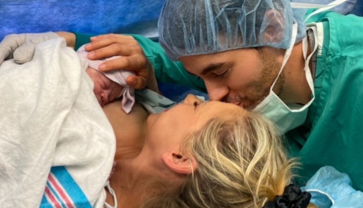 Рождение 4 ребёнка и тихая семейная идиллия Анны Курниковой и Энрике Иглесиаса