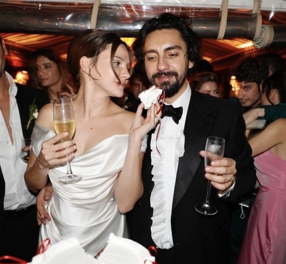 Громкий скандал в Стамбуле: мужа Алины Боз задержали прямо на её спектакле. Что вообще происходит?