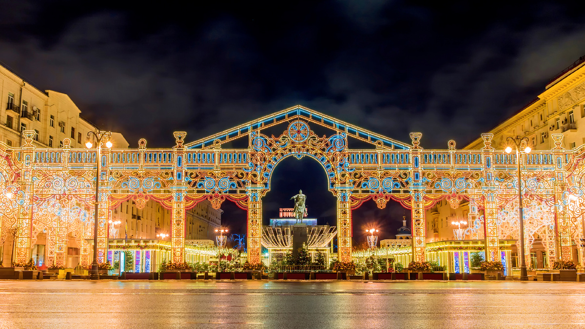 Арка на Тверской площади в декабре 2017 года. Фото: dimbar76 / Shutterstock