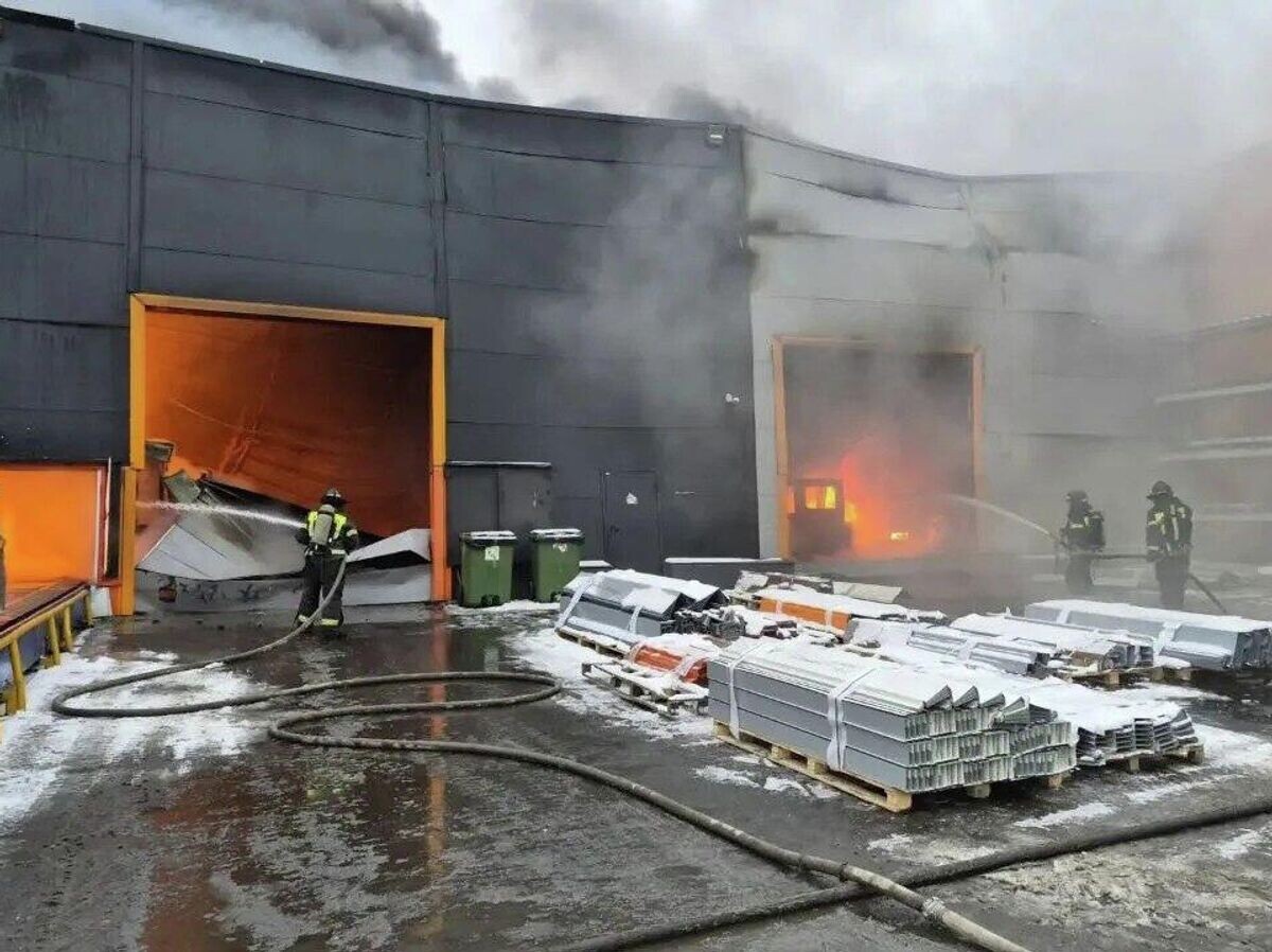    Пожар в производственном цехе в Щекине Тульской области | © Фото : МЧС Тульской области/Telegram
