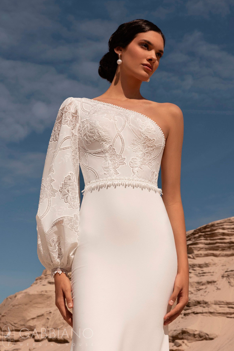 Свадебное платье с ассиметричным рукавом Бие от Gabbiano
