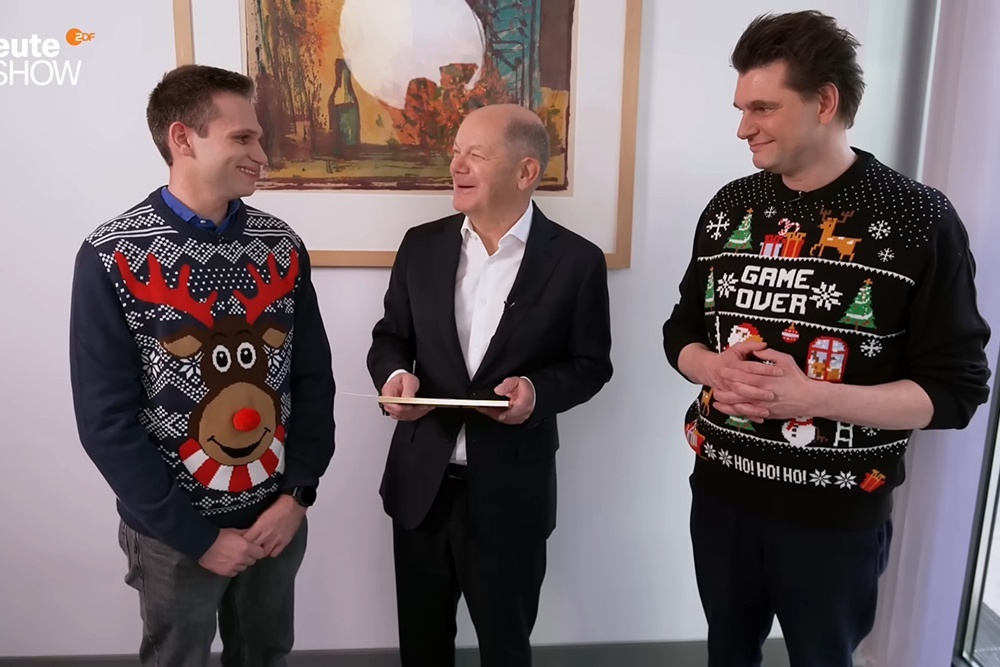    Экс-канцлер ФРГ Олаф Шольц радуется, что в 2025 году он был популярней своего "сменщика" Мерца. / Фото: Соцсети