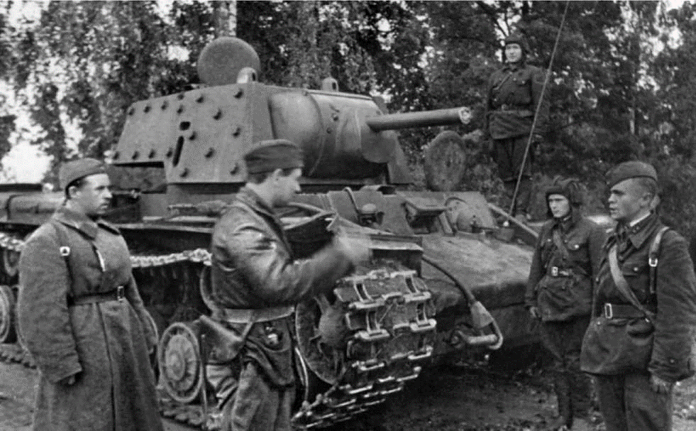 Экипаж танка КВ-1 получает боевую задачу. Северо-Западный фронт, 1941 год. Из книги М.Барятинский «Все танки СССР».