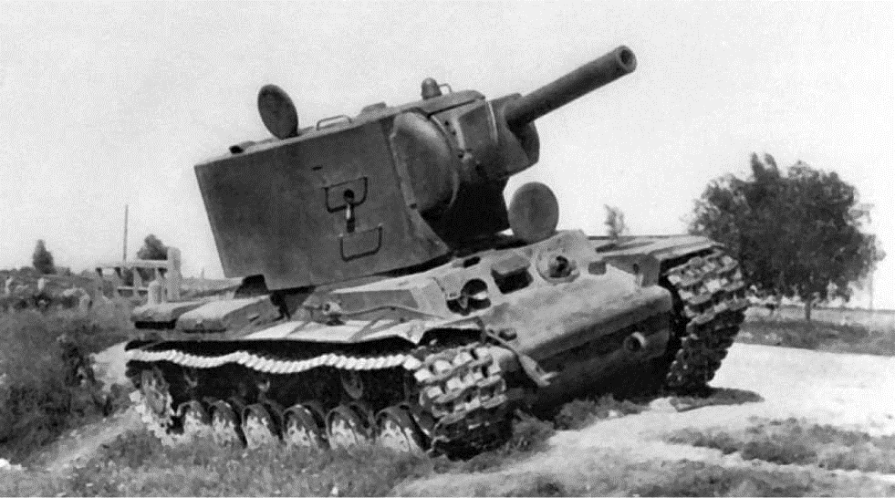 КВ-2, оставленный на обочине дороги из-за поломки, внешних повреждений не отмечается. Из книги М.Барятинский «Все танки СССР»