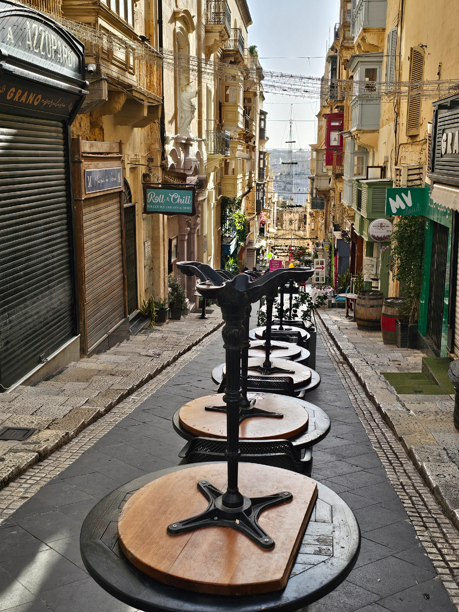 Обычно здесь с раннего утра жизнь бьёт ключом, а сегодня всё тихо