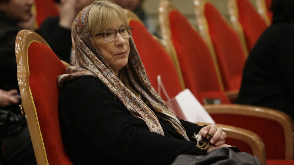 Вспомнили пользователи Сети и другую громкую историю, связанную с Васильевой. Незадолго до своего духовного выбора актриса, по слухам, отказалась признавать внука — сына, которого актриса Е. Корикова родила от её сына Д. Рощина. Васильева считала, что Корикова руководствовалась корыстными мотивами и не испытывала искренних чувств. Этот поступок тогда вызвал волну осуждения.📷
