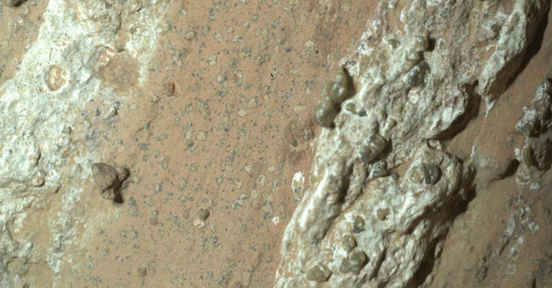 
Водопад Чейава был обнаружен в древнем русле реки в районе Брайт-Энджел кратера Джезеро на Марсе. Его «леопардовые пятна» стали главной темой новостей в 2024 году. Теперь образец керна, собранный Perseverance, проливает свет на химический состав породы.