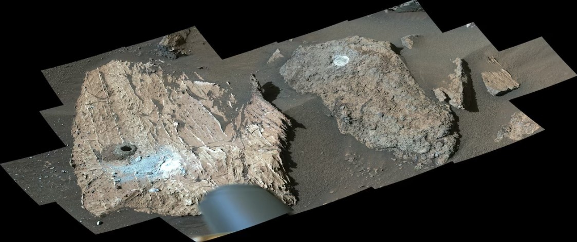 
Марсоход NASA Perseverance использовал свой прибор Mastcam-Z для осмотра местности вокруг образца, взятого из камня у Водопада Чейава.
Составная фотография NASA/JPL-Caltech/ASU/MSSS