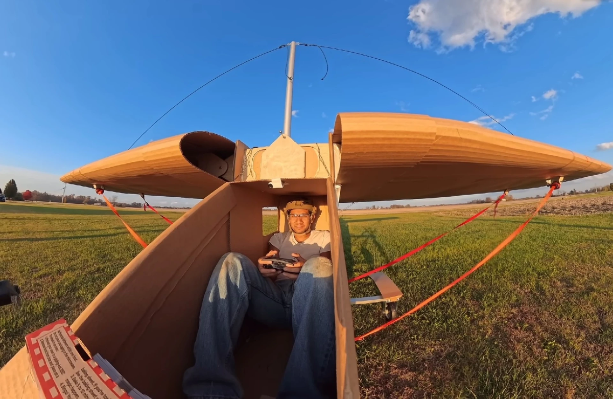    Питер в построенном им самолете из картона