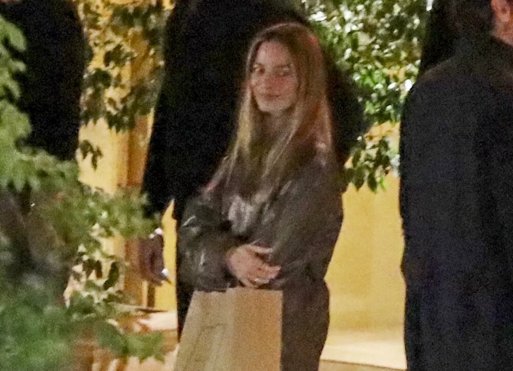    Марго Робби с мужем взяли еду навынос в канун Рождества