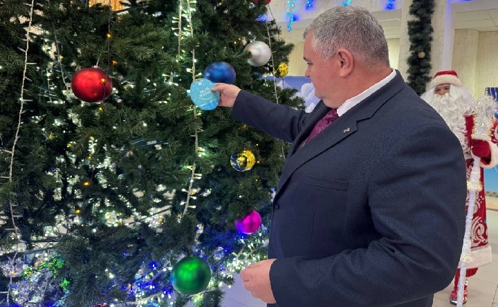 Участие главы Азовского района в акции «Ёлка желаний». Фото telеgram-канала Сергея Комарова