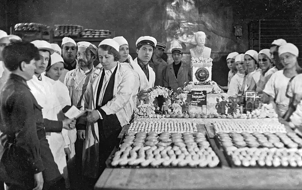 Середина 1930-ых. Вручение паспортов на производстве проводит начальник одного из ленинградских отделений милиции Паулина Онушонок. Фото из открытых источников.