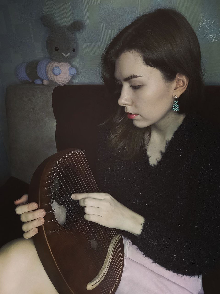 Я с лирой. Очень удобно, что на ней можно играть и сидя, и полулежа.