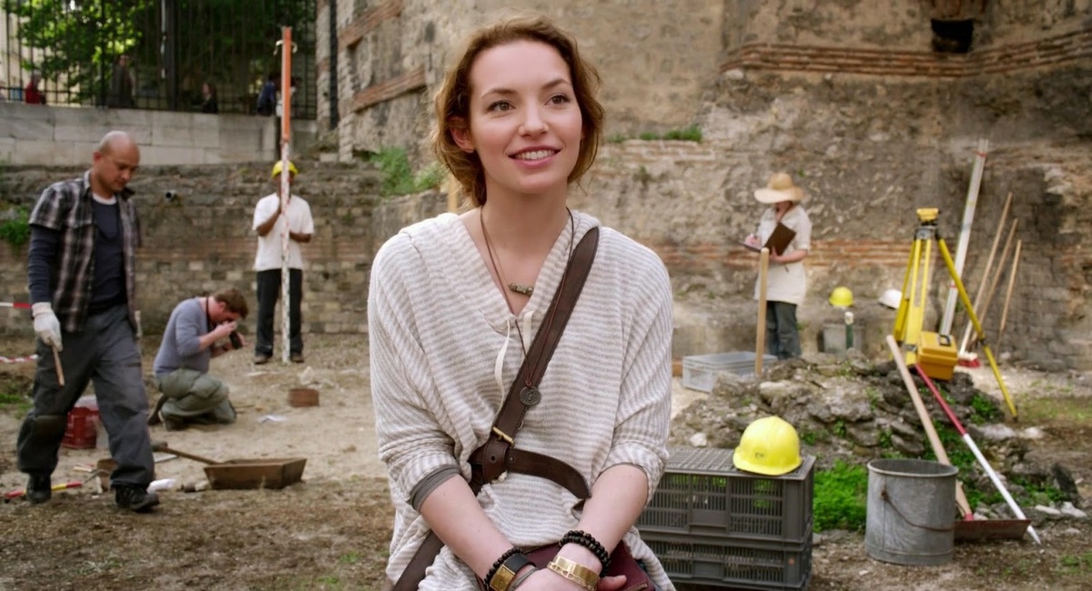 Исследователи пещер приезжают во Францию. Поиски приводят их в катакомбы Парижа — лабиринт подземных туннелей, хранящих мрачные тайны прошлого. По мере продвижения глубже в подземелье, команда сталкивается с необъяснимыми феноменами и ощущением постоянной опасности. Герои осознают, что катакомбы скрывают нечто большее, чем просто человеческие останки, и оказываются втянутыми в древнюю игру жизни и смерти.