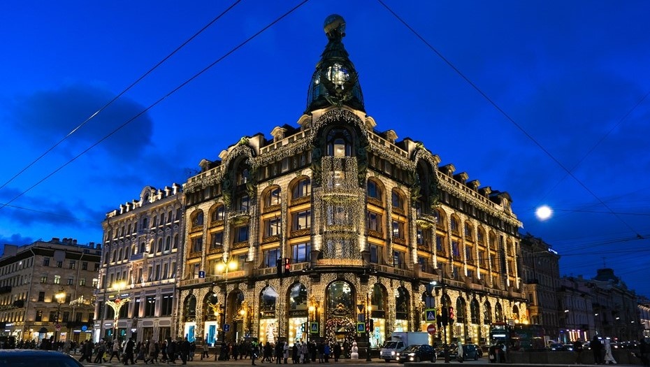    Дом Зингера украсила новая художественная подсветка Автор фото: Смольный