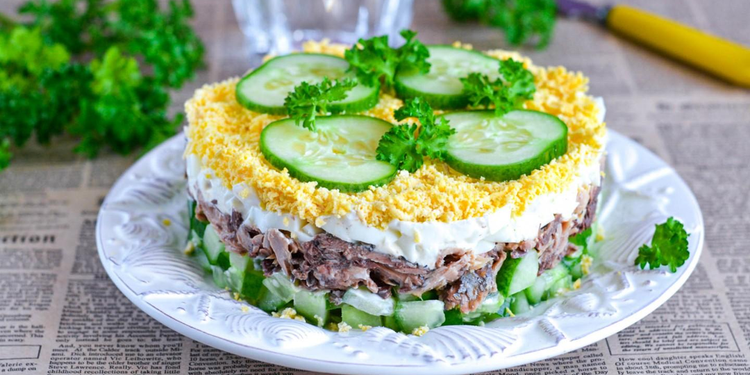 Праздничный салат с тунцом, яйцами и огурцом