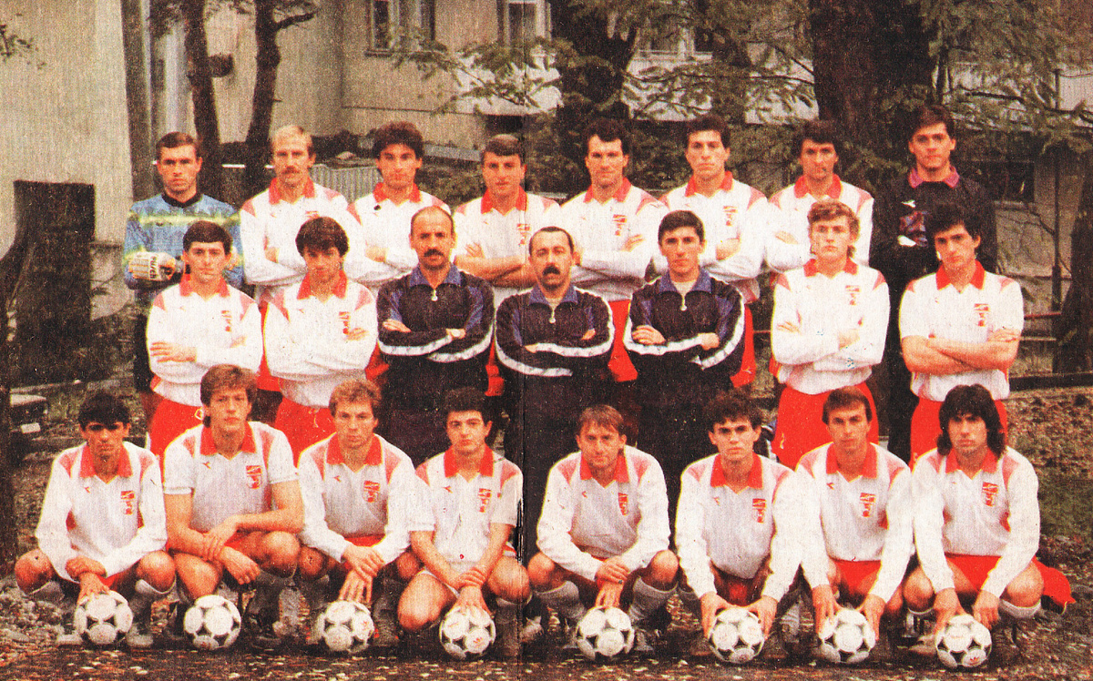 На фото: Верхний ряд: Д. Иканович, А. Новиков, Б. Тедеев, С. Газданов, В. Корнеев, И. Джиоев, Ю. Газзаев, Ю. Перескоков,
По центру: Б. Спандерашвили, О. Свинаидзе, Н. Худиев (тренер) В. Газзаев (ст. тренер), Р. Хадарцев (тренер), Г. Иванов, А. Пагаев.
Нижний ряд: С. Тимофеев, М. Гремяцкий, С. Цховребов, А. Догузов, В. Васильев, И. Качмазов, А. Бабенко, Ш. Исаев.