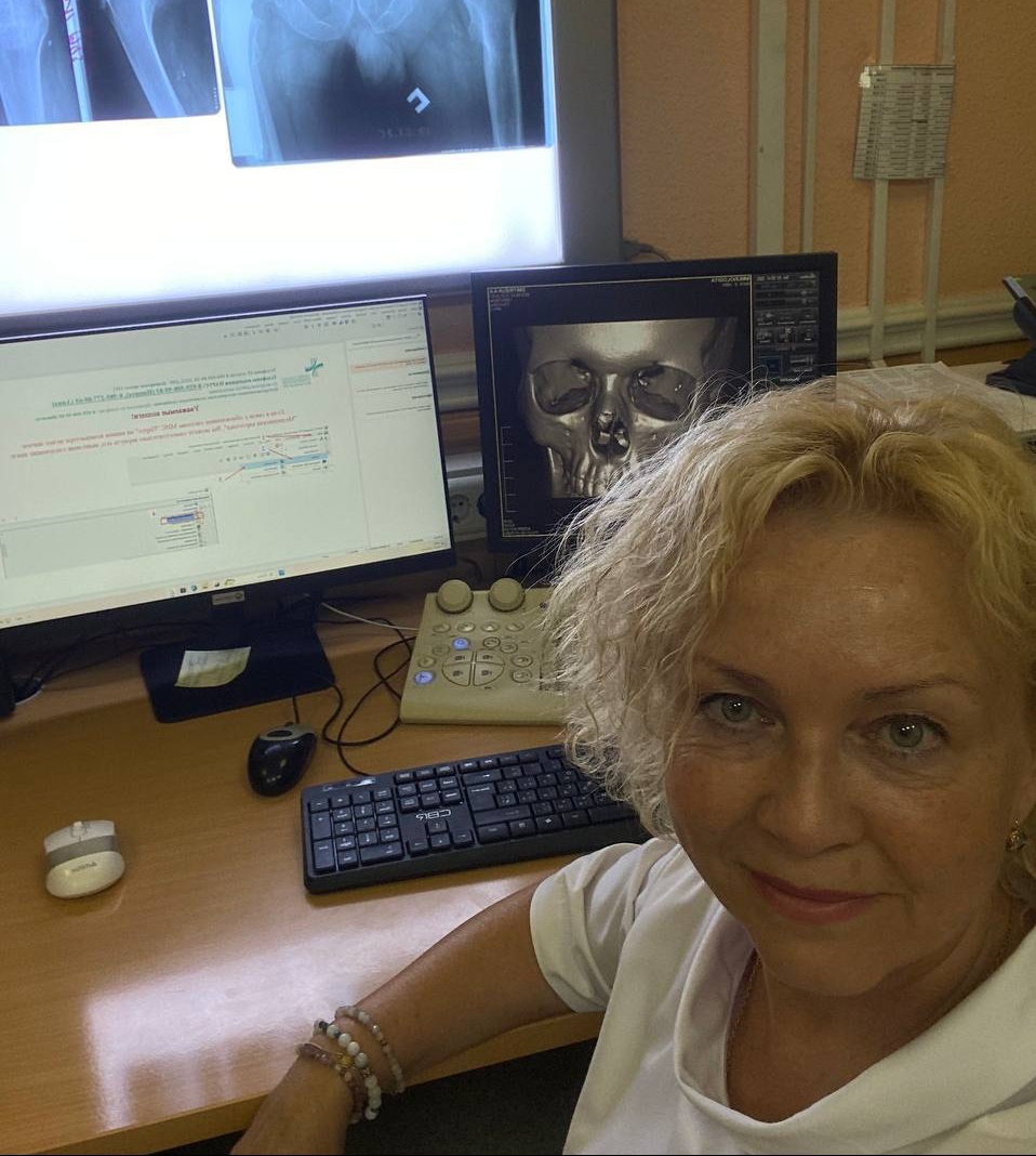 После рабочей смены Юля сразу берётся за стекло