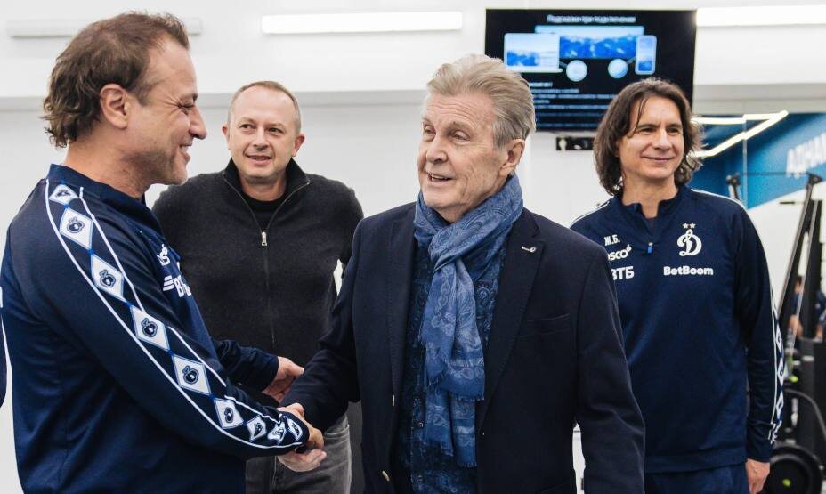    Динамовский болельщик Лев Лещенко верит в тренера Ролана Гусева. Фото: Соцсети ФК "Динамо"