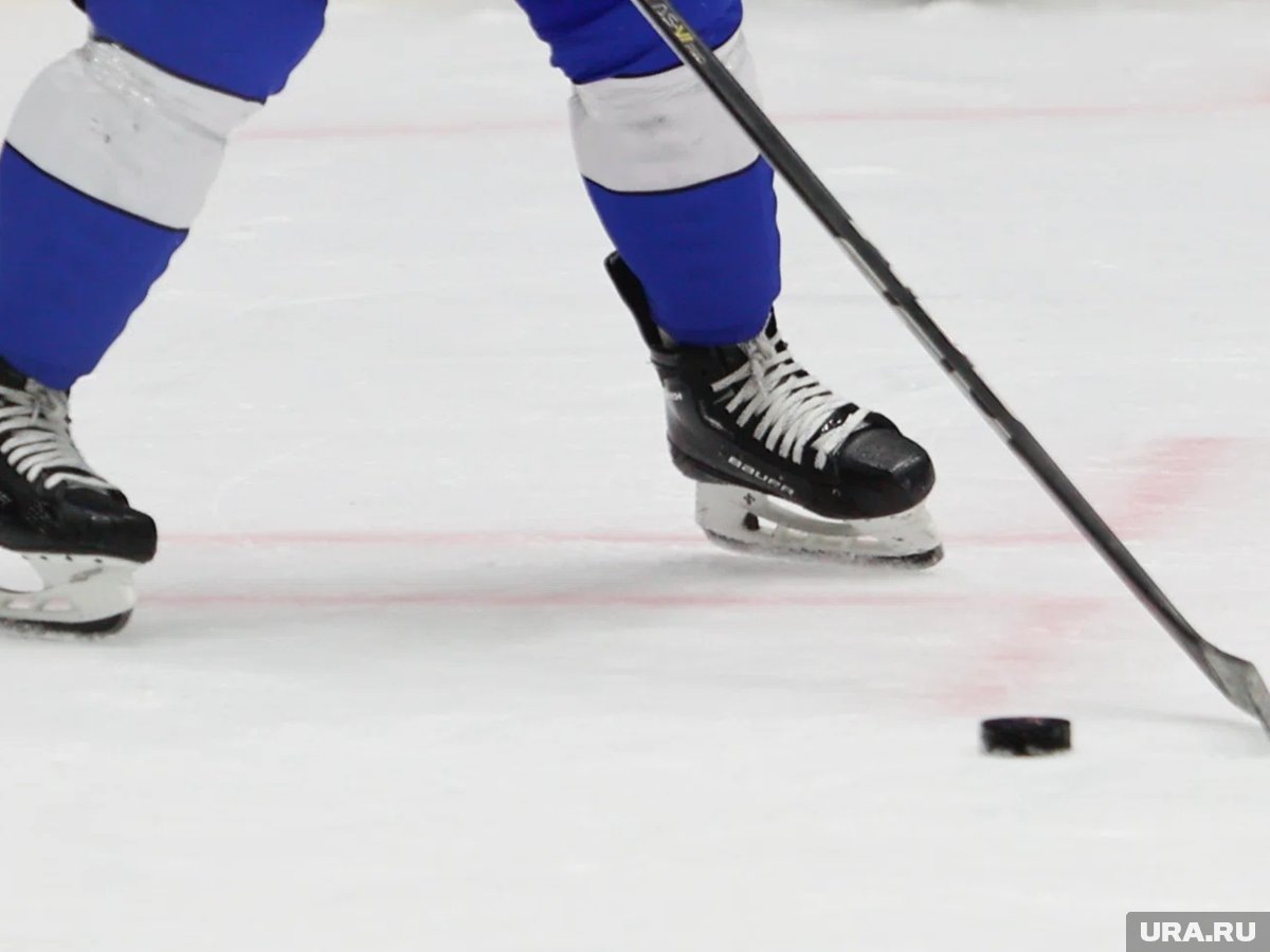     Глава курганского СУСК сыграл в хоккей с подростком, которому подарил коньки
