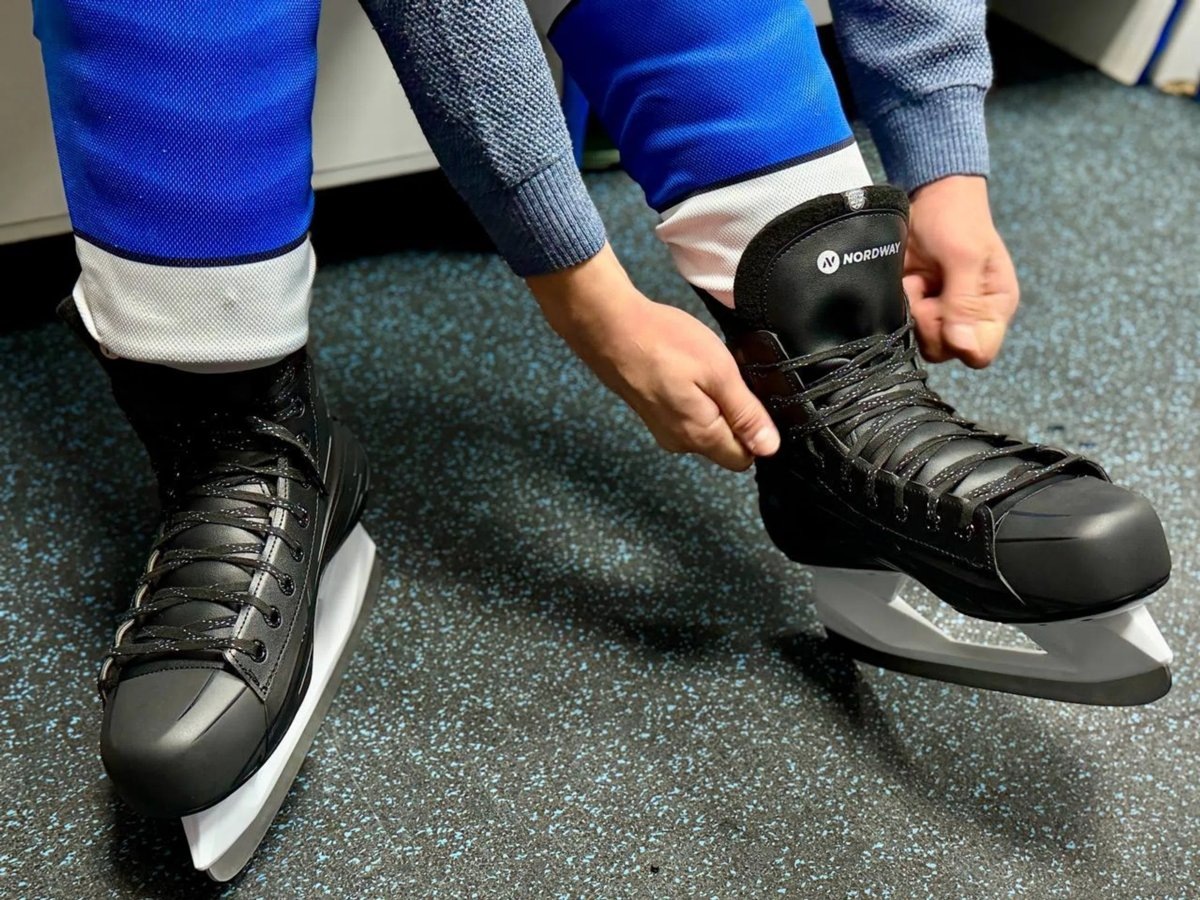    Мальчику подарили коньки, о которых он мечтал