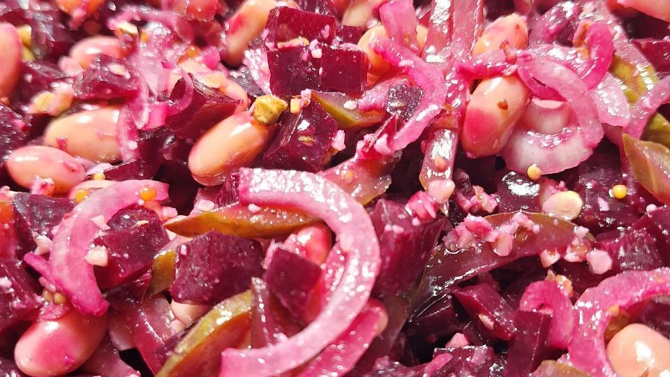 Салат " Богатырь " со свеклой.