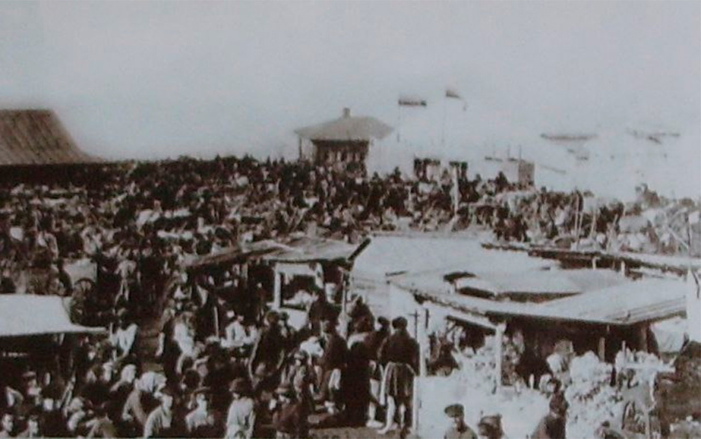  Белая постройка в правом верхнем углу с крышей конусом и двумя флагами и есть цирк Коромыслова. Фото: Госархив Удмуртии