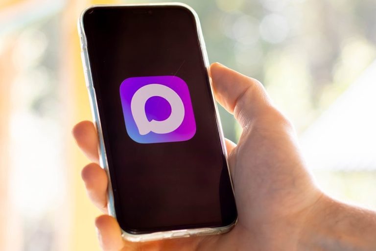    Logo of the Russian messenger Max on a smartphone screen . Russia, Vladimir region, July 30, 2025 Виталий