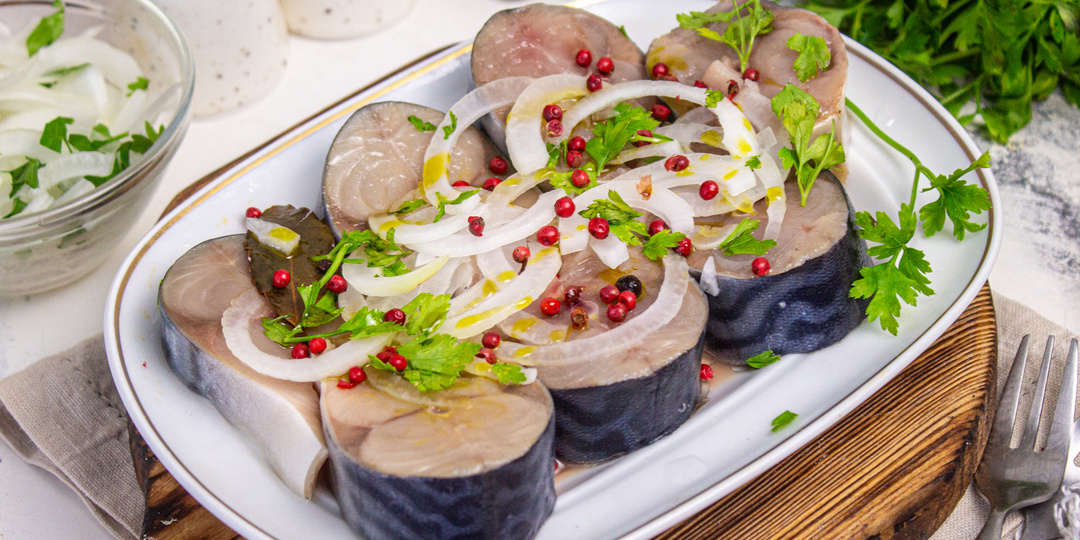 Вкуснее красной рыбы и стоит копейки: малосольная скумбрия в пряном рассоле за ночь
