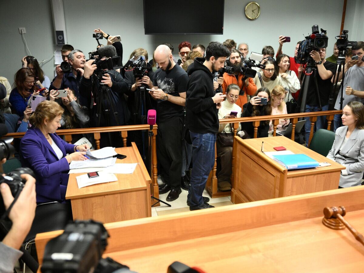    Адвокат покупательницы квартиры певицы Ларисы Долиной Полины Лурье Светлана Свириденко и адвокат певицы Ларисы Долиной Мария Пухова на рассмотрении иска о выселении Долиной из квартиры в Московском городском суде | © РИА Новости / Владимир Астапкович