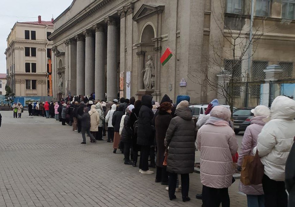    Очередь выстроилась днем 25 декабря. Фото: читатель «КП».