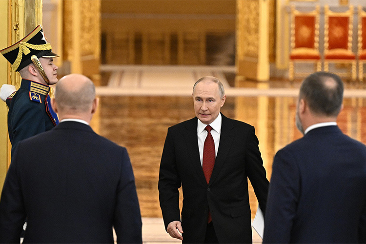    «Главное — помнить, что кадры — это не функция и не функции, а прежде всего люди. И во главе наших национальных целей развития стоит именно человек, семья, их благополучие и качество жизни», — сказал глава государства.   
Фото:  kremlin.ru