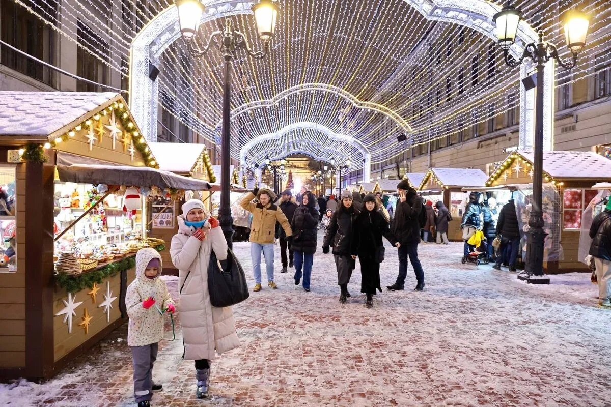    Малая Садовая улица в Новый год. Фото: visit-petersburg.ru