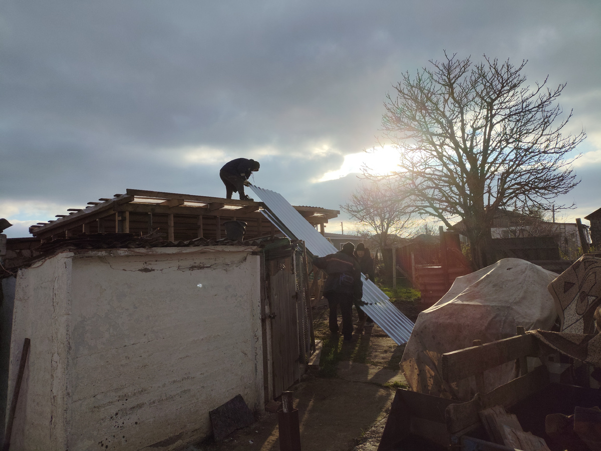 Весело подняли листик