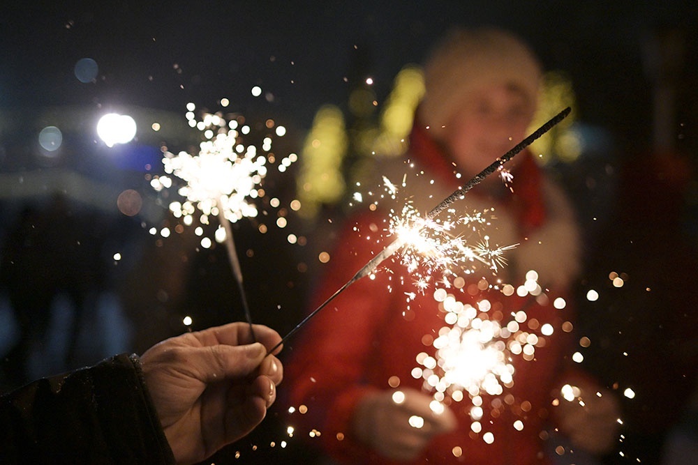    Бенгальские огни - наиболее безопасные пиротехнические изделия класса F1. / Фото: Александр Кряжев / РИА Новости