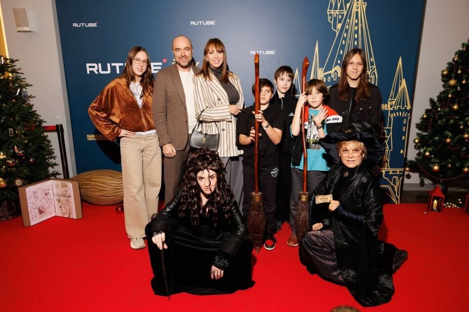    Полина Диброва с детьми и Романом Товстиком пришла на премьеру. Источник: t.me/dibrovapolina