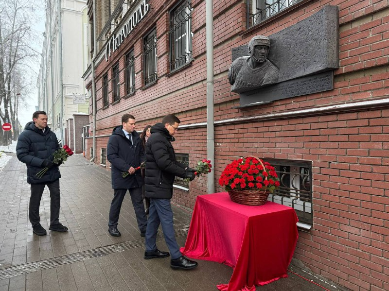    Табличка появилась на фасаде дома, где жил хоккеист, на улице Семашко, №12
