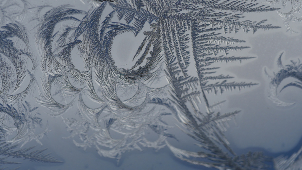  Благодаря пластиковым окнам нынешнее поколение детей уже не видело эти сказочные узоры на окнах. Но у нас есть шанс подарить это волшебство - есть специальные спреи. Фото: freepik