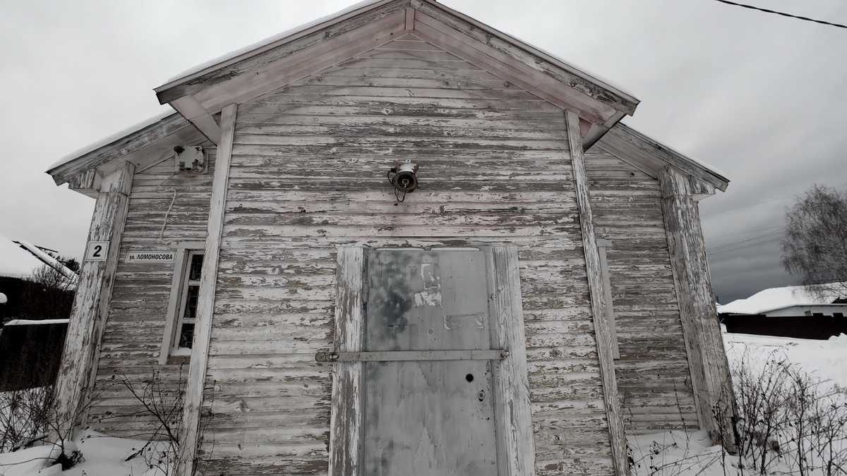Симпатичное старенькое здание недалеко от железнодорожной станции