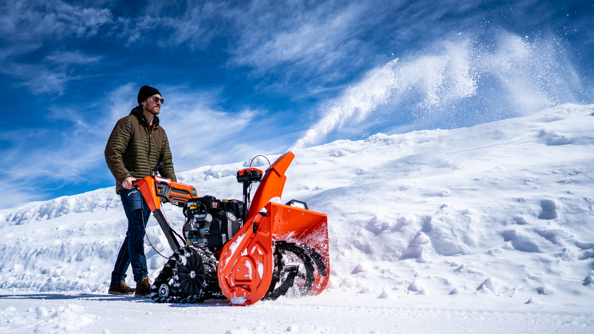 Мужчина с гусеничным снегоуборщиком. Фото с сайта ariens.eu
