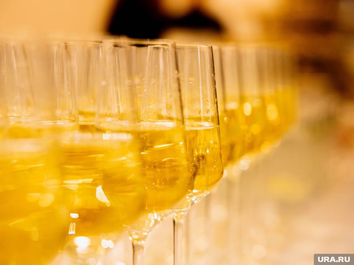    Горящая записка в бокале шампанского давно стала символом загаданного желания на Новый год