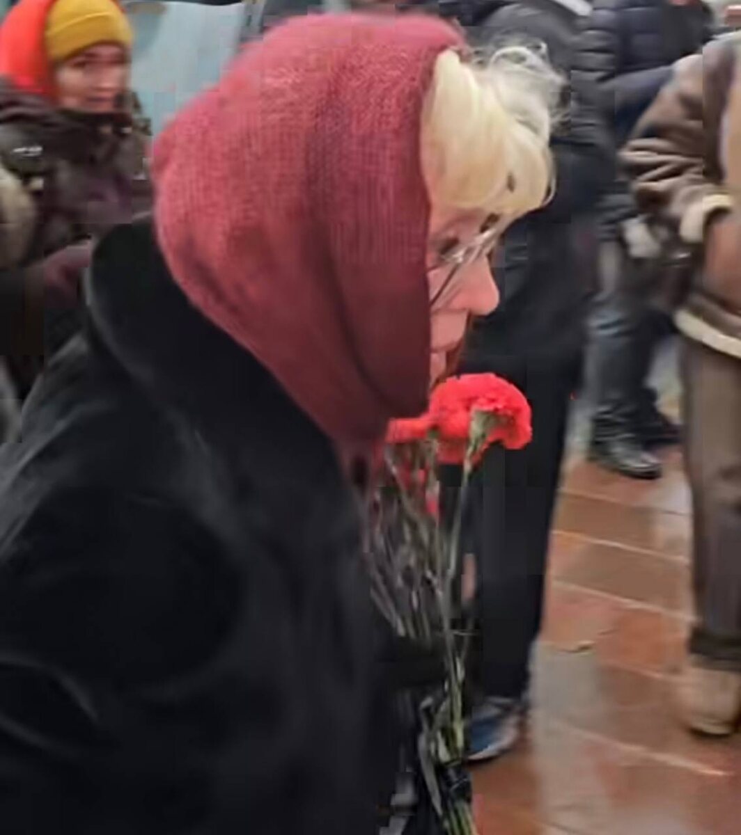 Вера Алентова приехала на прощание с Анатолием Лобоцким с букетом гвоздик. Фото: соцсети Феликса Грозданова