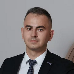    — Цены на путешествия за год не изменились. Связано это с фактором крепкого рубля в течение текущего года. Из-за того, что стоимость туров не повышалась, у россиян не было необходимости ужимать себя в тратах на путешествия, в том числе классах отелей и длительности отдыха. Выездной турпоток даже показал рост в 16%, — сказал эксперт.