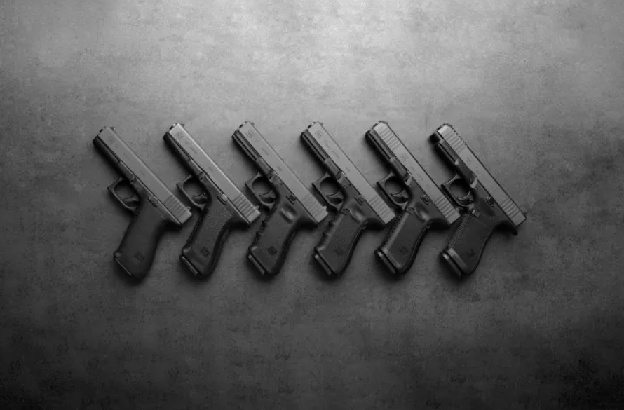 Все шесть поколений пистолета Glock 17.