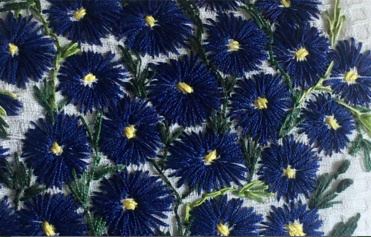 Фрагмент вышивки с декоративной подушки