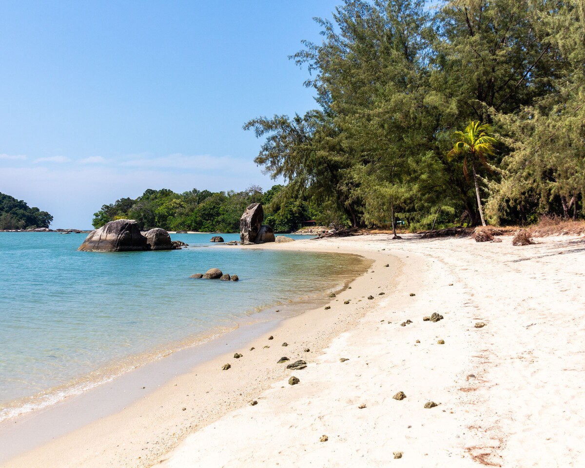 Один из малолюдных пляжей острова Лангкави. Вот отсюда мы приехали в Куала Лумпур...
